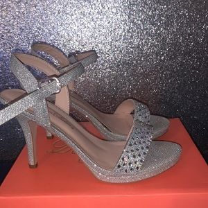 De Blossom Collection silver sparkle heel size 8.5